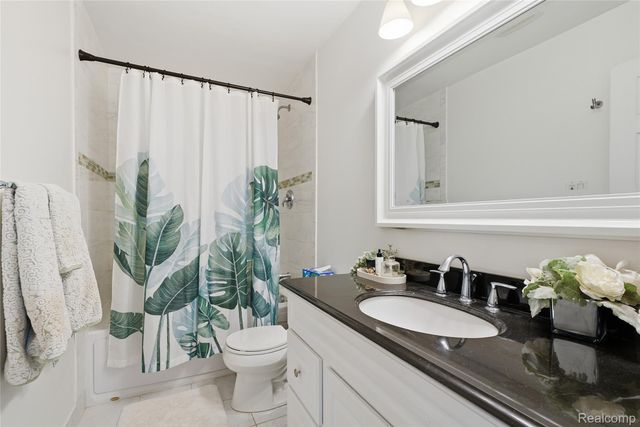 4041 W Maple Road E203, Bloomfield Hills, MI 48301