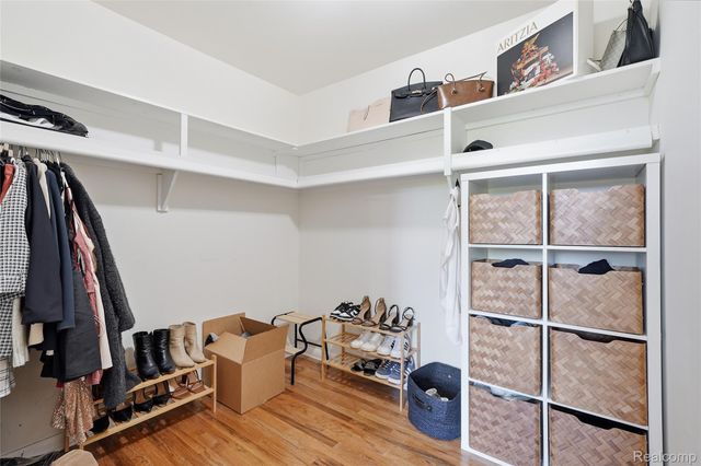 4041 W Maple Road E203, Bloomfield Hills, MI 48301