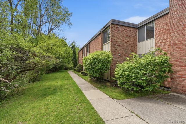 4041 W Maple Road E203, Bloomfield Hills, MI 48301
