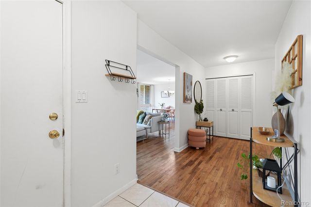 4041 W Maple Road E203, Bloomfield Hills, MI 48301