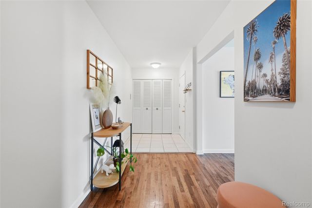4041 W Maple Road E203, Bloomfield Hills, MI 48301