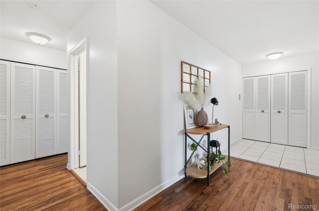 4041 W Maple Road E203, Bloomfield Hills, MI 48301