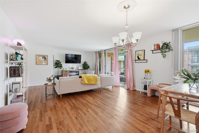 4041 W Maple Road E203, Bloomfield Hills, MI 48301
