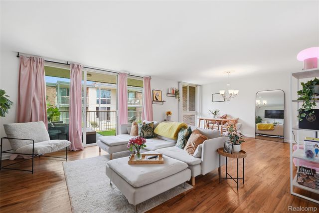4041 W Maple Road E203, Bloomfield Hills, MI 48301