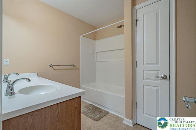 1396 Artisan Court, Upper Macungie Twp, PA 18031