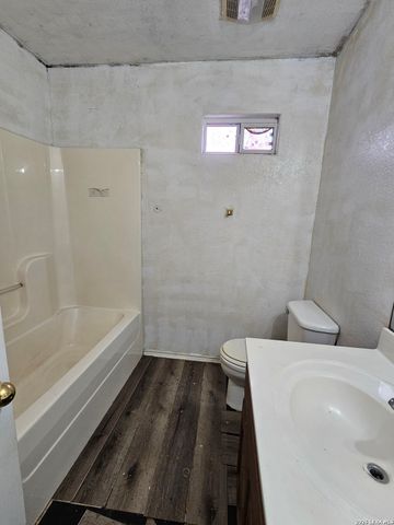 50 ROCK DOVE DR, Lytle, TX 78052