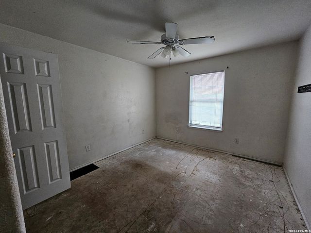 50 ROCK DOVE DR, Lytle, TX 78052