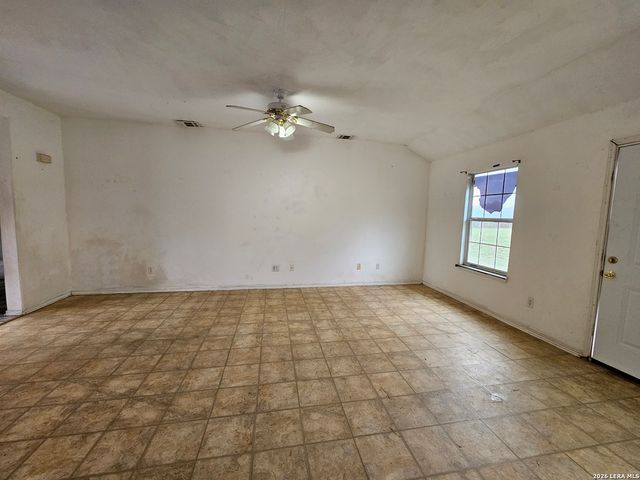 50 ROCK DOVE DR, Lytle, TX 78052