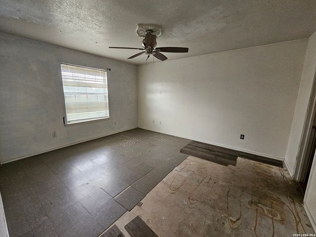 50 ROCK DOVE DR, Lytle, TX 78052