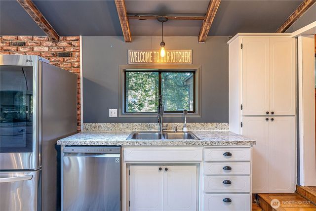 37627 W Lake Walker Drive SE, Enumclaw, WA 98022