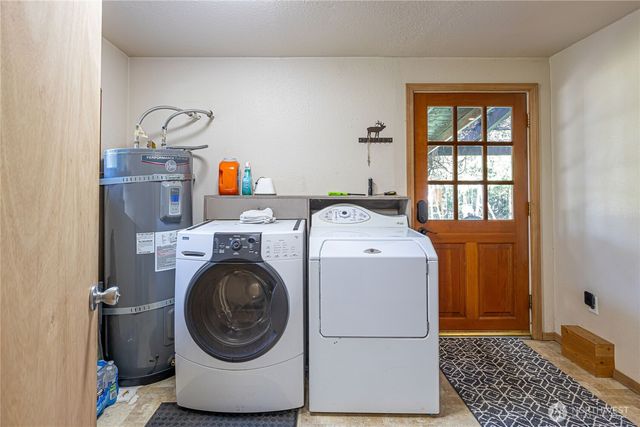 37627 W Lake Walker Drive SE, Enumclaw, WA 98022