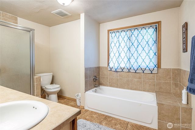 37627 W Lake Walker Drive SE, Enumclaw, WA 98022