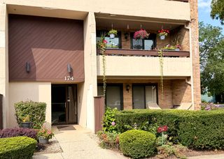 174 E Springbrook Drive 1B, Bloomingdale, IL 60108