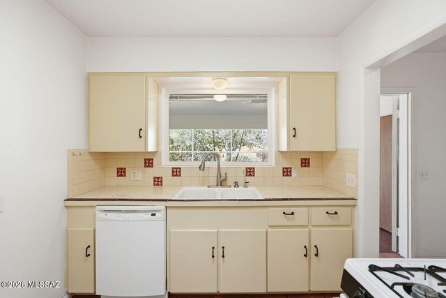 3825 E Calle Guaymas, Tucson, AZ 85716