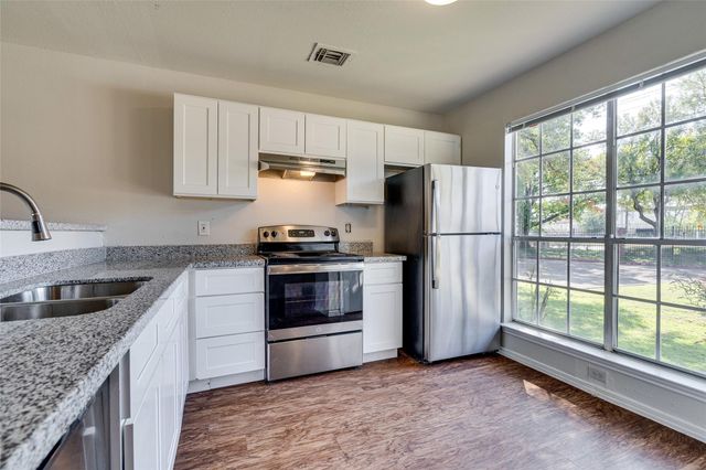1824 River Crossing CIR D, Austin, TX 78741