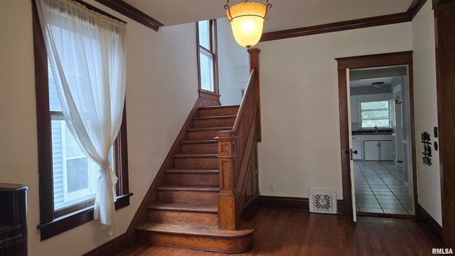 1803 W BARKER Avenue, Peoria, IL 61606