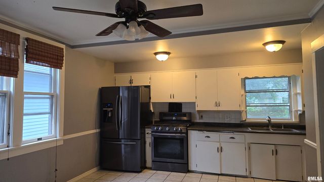 1803 W BARKER Avenue, Peoria, IL 61606