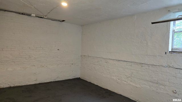 1803 W BARKER Avenue, Peoria, IL 61606