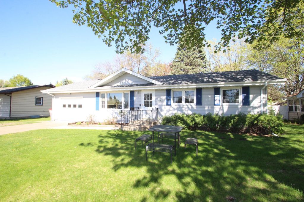 848 Dellwood Street S, Cambridge, MN 55008
