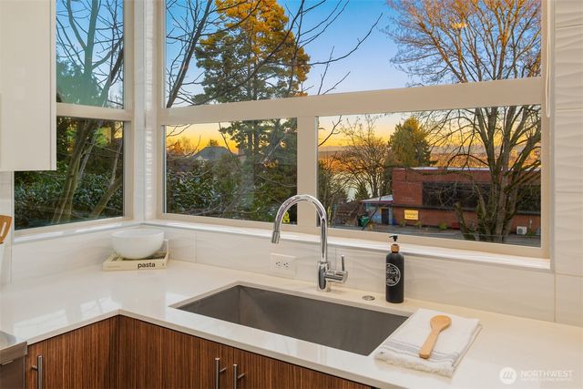 928 34th Avenue, Seattle, WA 98122