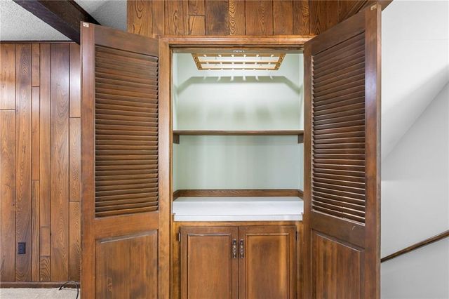 10409 Oakmont Street, Overland Park, KS 66215