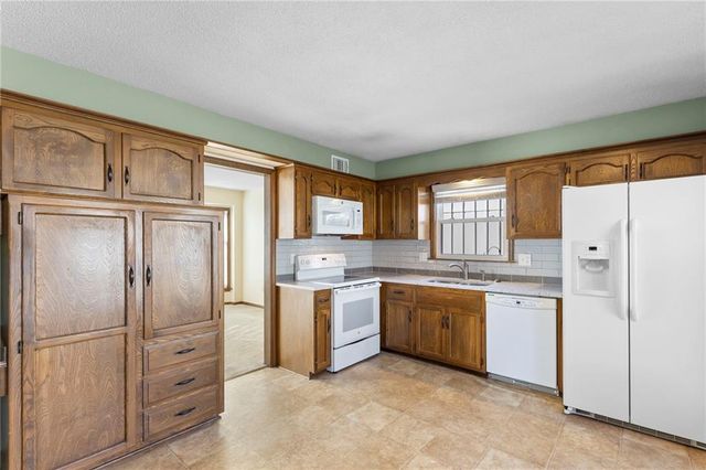 10409 Oakmont Street, Overland Park, KS 66215