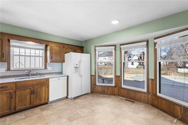 10409 Oakmont Street, Overland Park, KS 66215