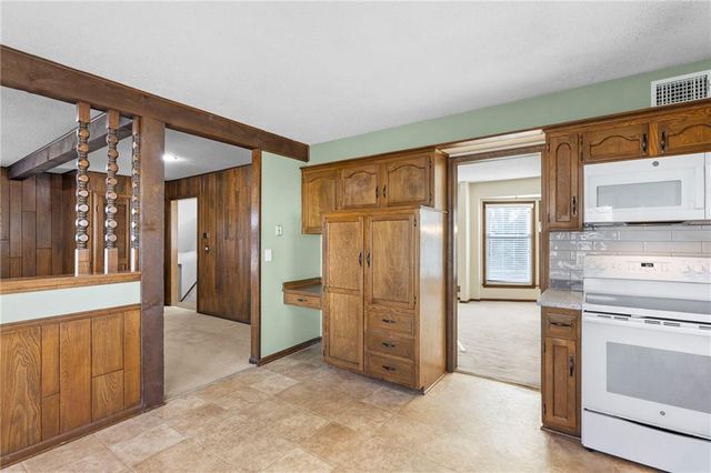 10409 Oakmont Street, Overland Park, KS 66215