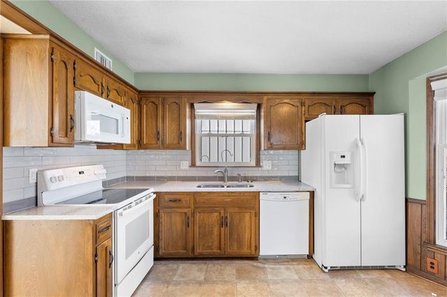 10409 Oakmont Street, Overland Park, KS 66215