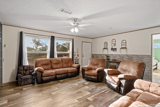126 Hidden Fern, Floresville, TX 78114