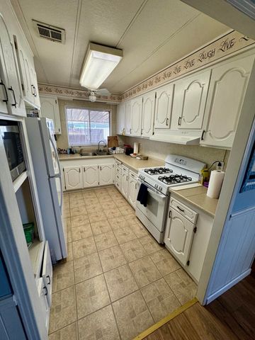 2400 W Midvalley Avenue B3, Visalia, CA 93277