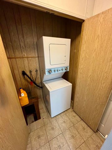 2400 W Midvalley Avenue B3, Visalia, CA 93277