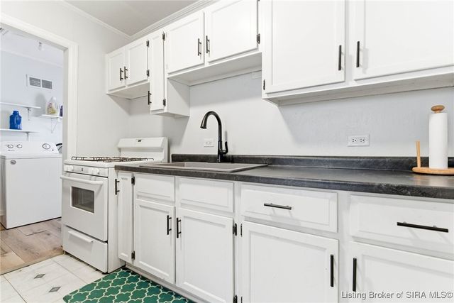 608 Crestview Court, Jeffersonville, IN 47130