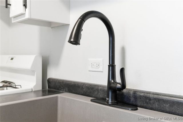 608 Crestview Court, Jeffersonville, IN 47130