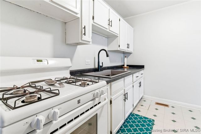 608 Crestview Court, Jeffersonville, IN 47130