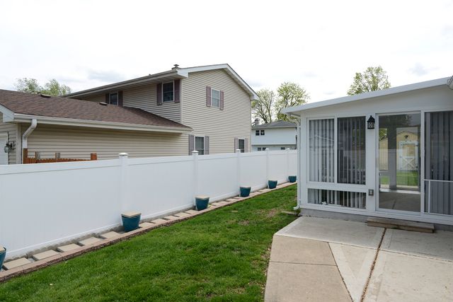 985 Idaho Street, Carol Stream, IL 60188