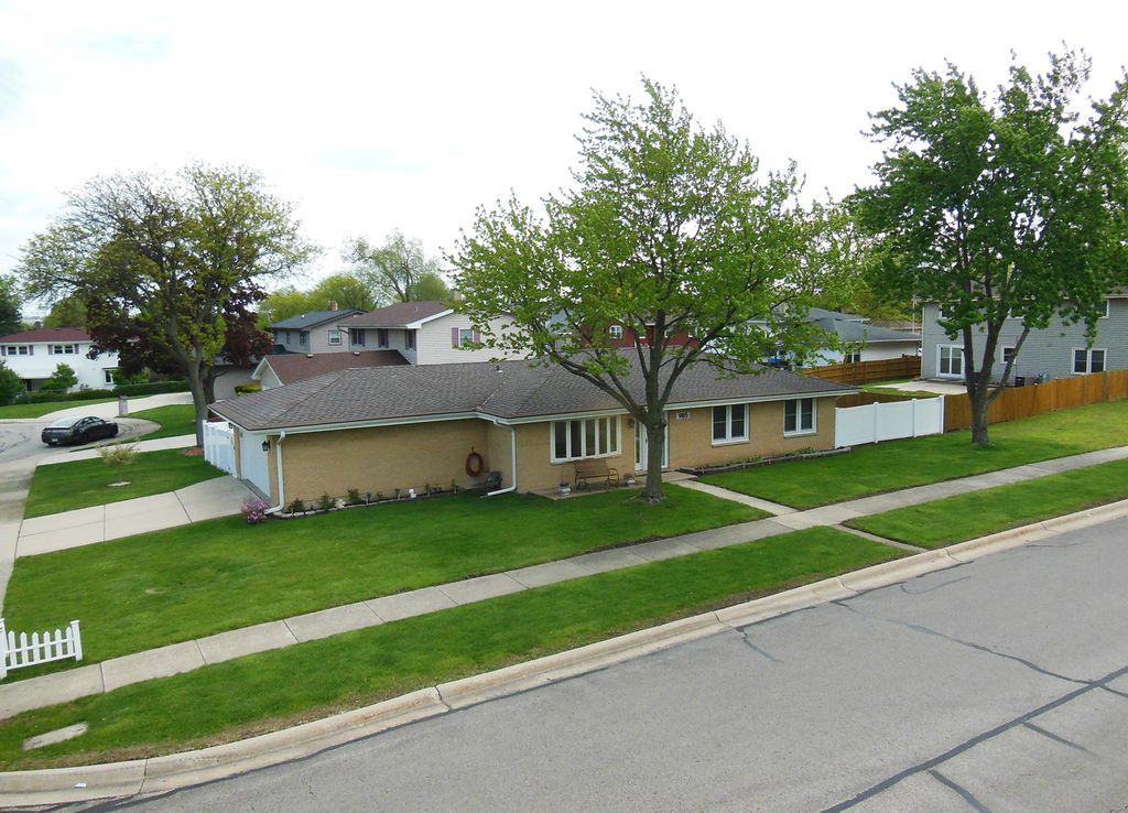 985 Idaho Street, Carol Stream, IL 60188