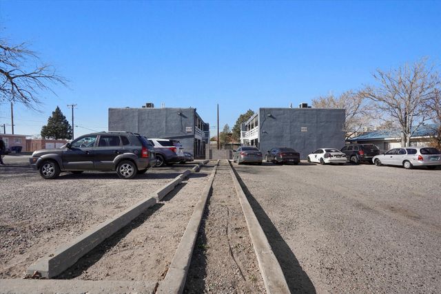 305 Grove Street NE, Albuquerque, NM 87108