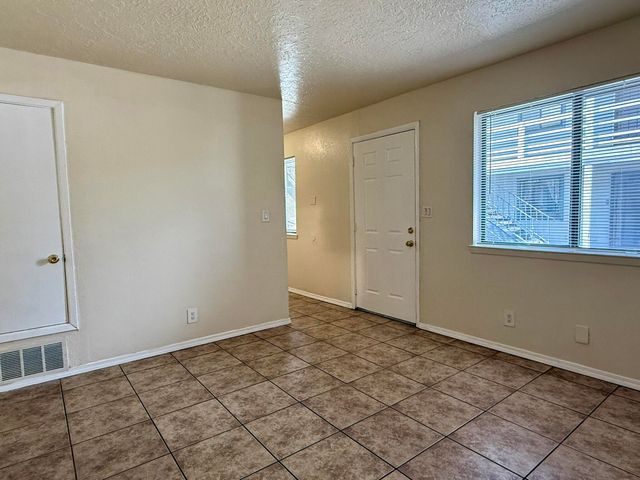 305 Grove Street NE, Albuquerque, NM 87108