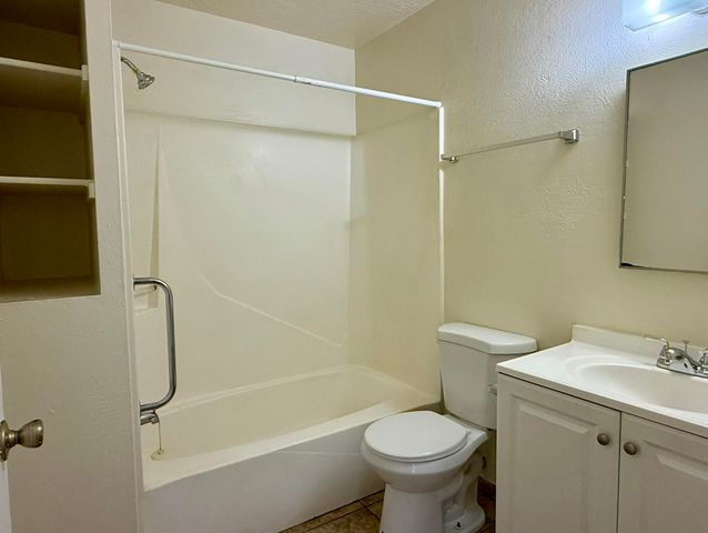 305 Grove Street NE, Albuquerque, NM 87108