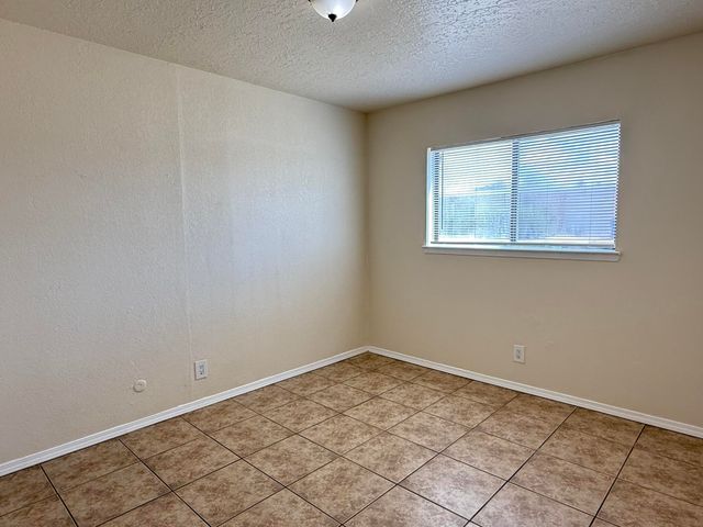 305 Grove Street NE, Albuquerque, NM 87108