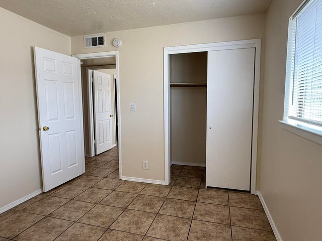 305 Grove Street NE, Albuquerque, NM 87108