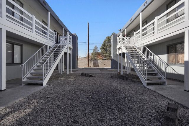305 Grove Street NE, Albuquerque, NM 87108