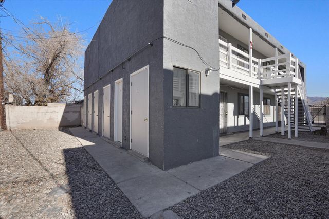 305 Grove Street NE, Albuquerque, NM 87108