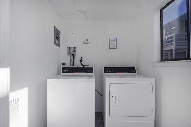 305 Grove Street NE, Albuquerque, NM 87108