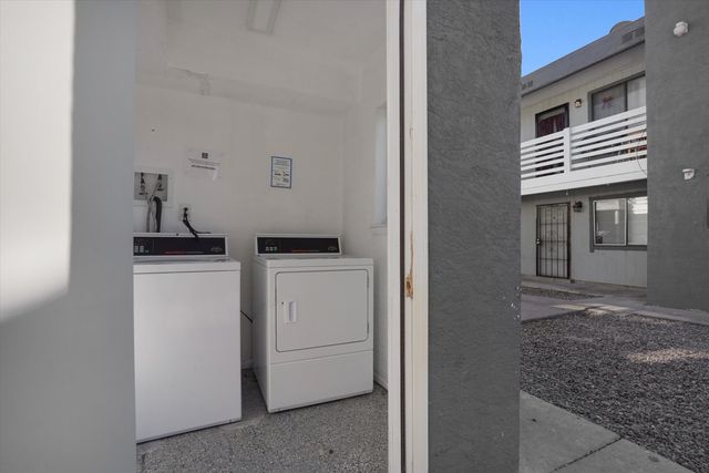 305 Grove Street NE, Albuquerque, NM 87108