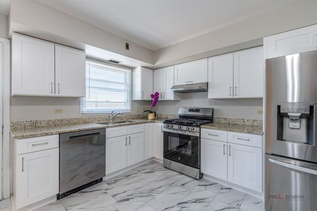 168 BLUEBERRY Road, Libertyville, IL 60048