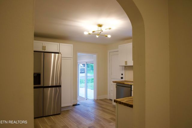 2204 Bradshaw Garden Rd, Knoxville, TN 37912