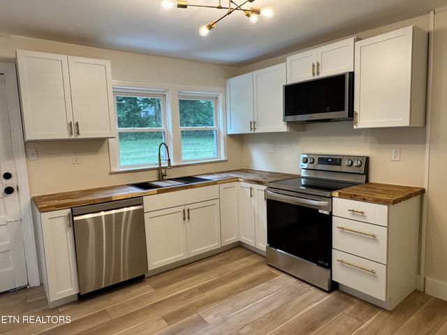 2204 Bradshaw Garden Rd, Knoxville, TN 37912
