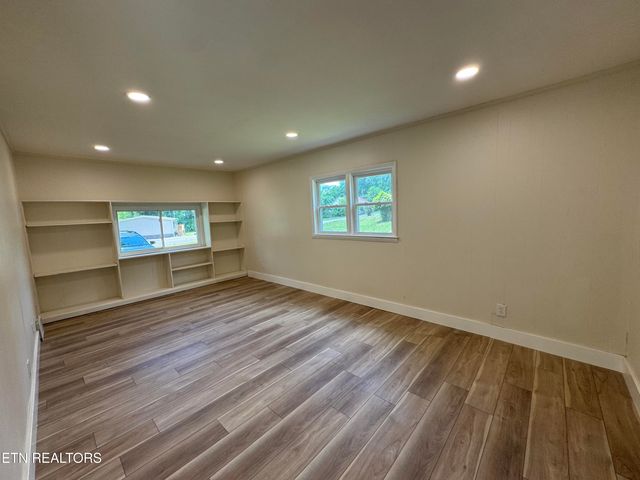 2204 Bradshaw Garden Rd, Knoxville, TN 37912